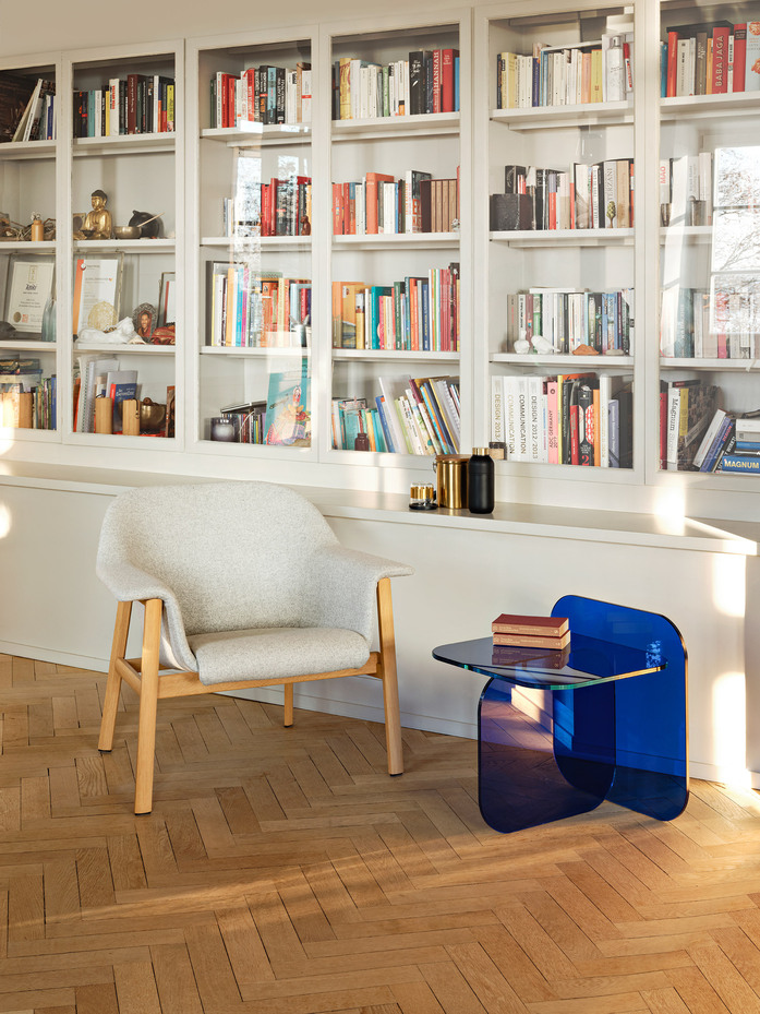 Classi Con sedan lounge chair sol side table light photo kellermann