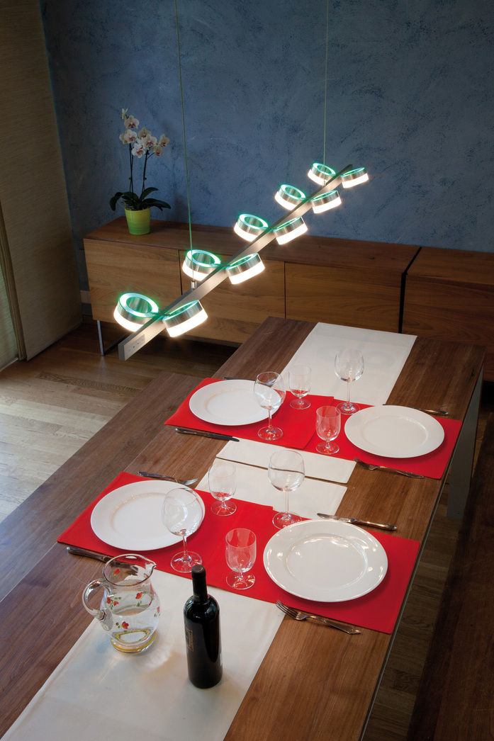 Dolorimua Holztisch schraeg oben Licht gruen