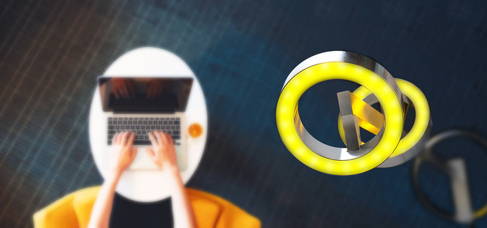Doxua mit Laptop von oben Tierneymj Shutterstock Sigllicht