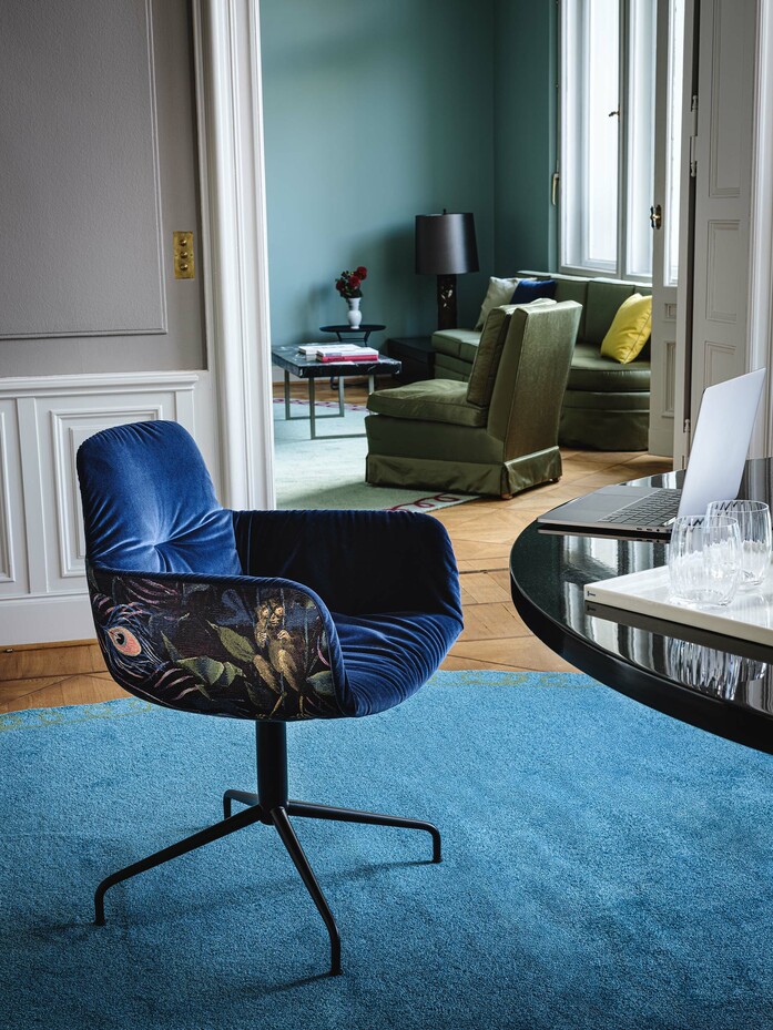 FF Leya Armchair High BLAU Setting02