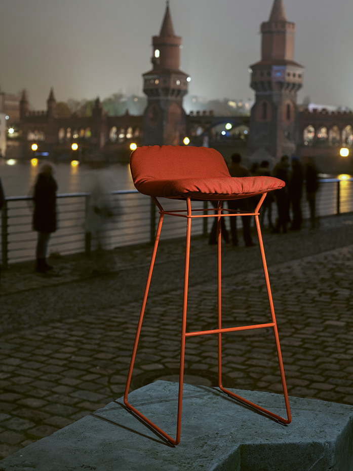 FF Leya Barstool Low Rot Berlin Setting