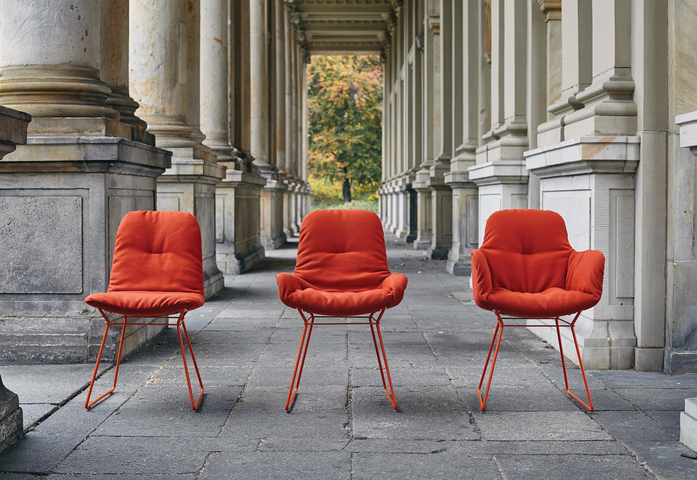 FF Leya Chairs Rot Berlin Setting02