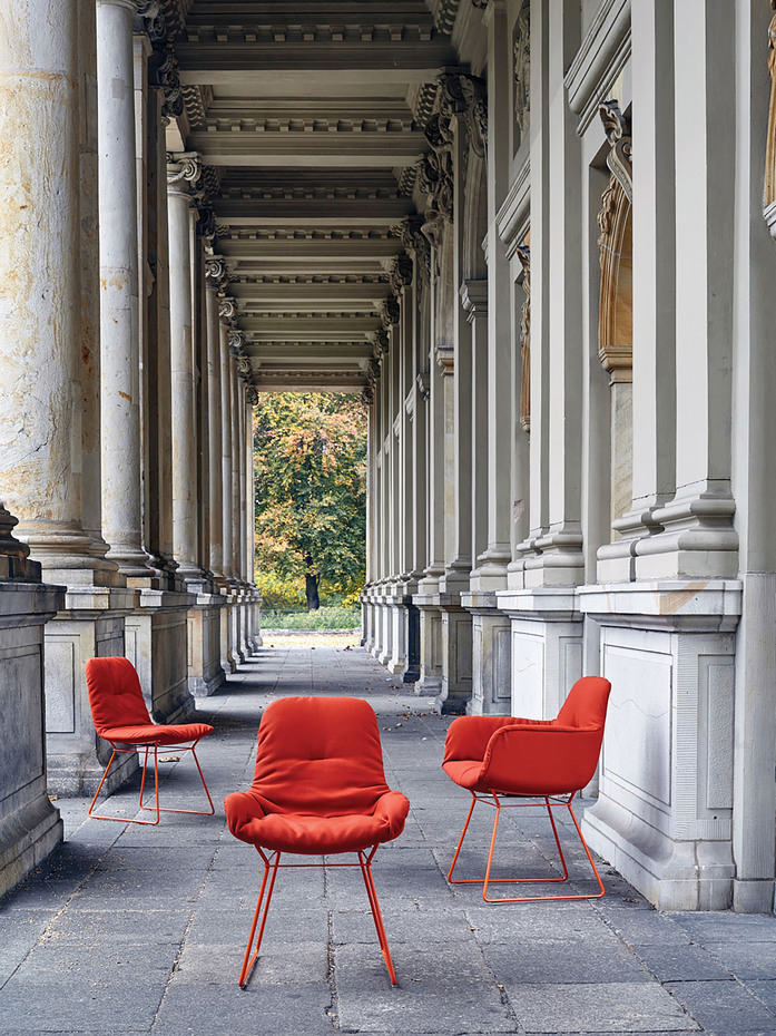 FF Leya Chairs Rot Berlin Setting