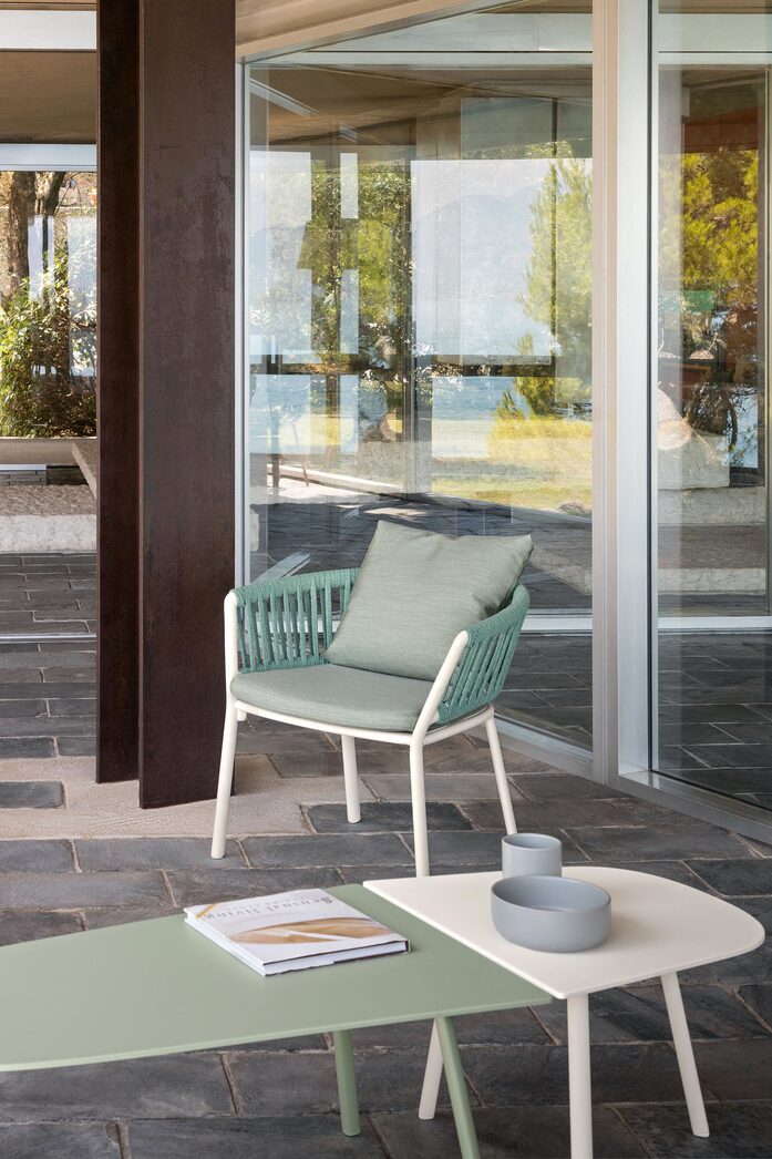 Fast Mosaiko table Ria armchair