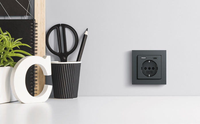 Gira USB Steckdose anthrazit Milieu Ausschnitt 1600x990 25203 1635864928