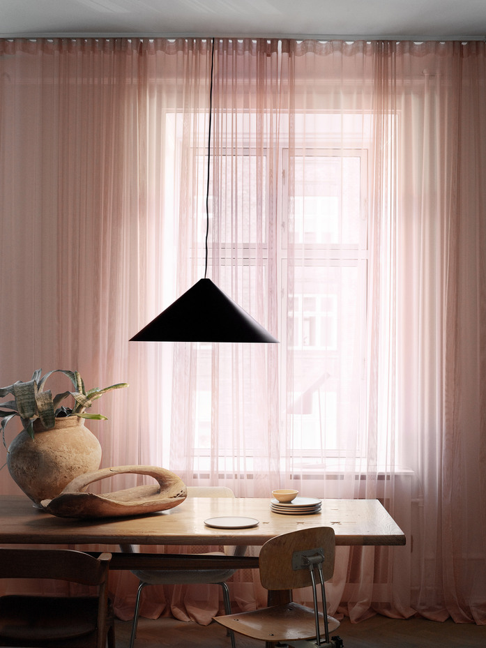 Keglenoe650 Black AJ Table Pale Rose Oesterbrogade SS20 06991 A