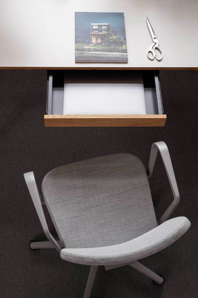 MATERIA Palette armchair Soho table close up 01