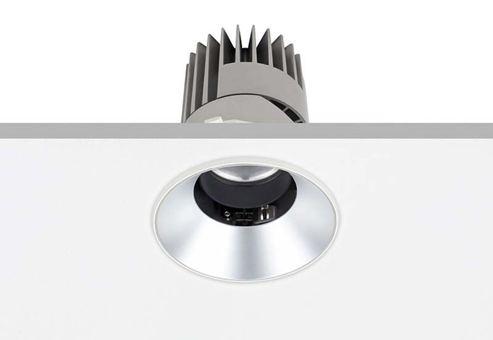 PERFORMANCE M TRIMLESS SPOT ROUND 1