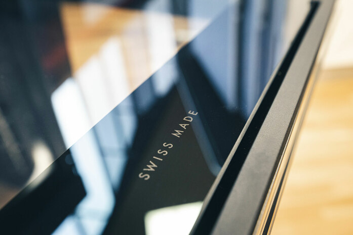 Swiss Made auf Tuerinnenglas
