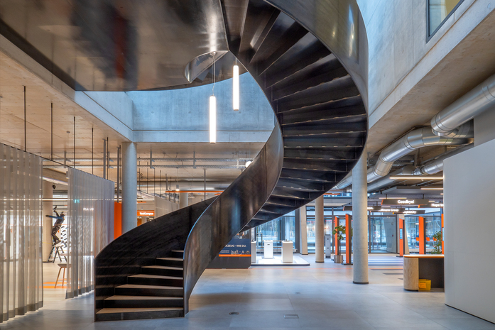Verwaltungsgebaude Nurnberg gebogene Wangentreppe 46 0
