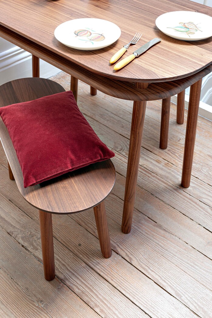 Bureau detail moebel tische beistelltische nussbaum mala hocker baenke nussbaum schoenbuch