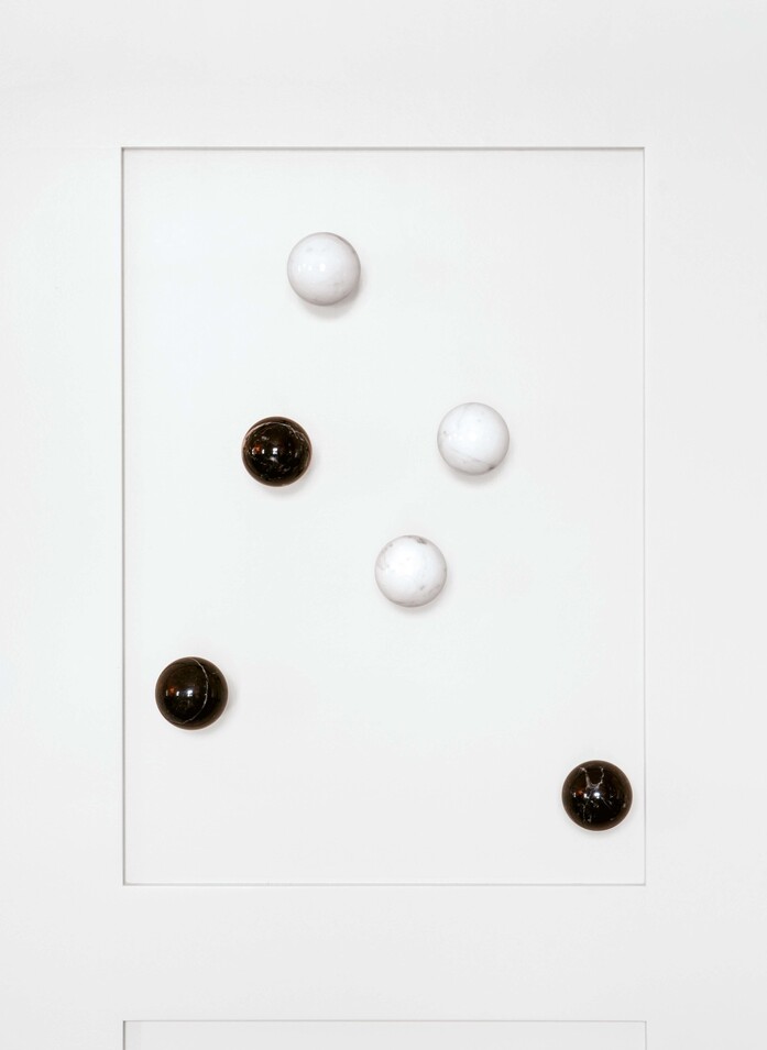 Dots stone wandhaken bianco carrara nero marquina schoenbuch am 3