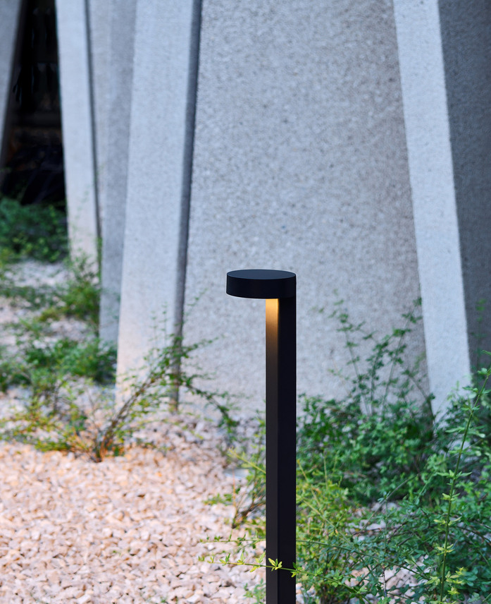 Ewo if round black bollard Oskar Da Riz JPG 6