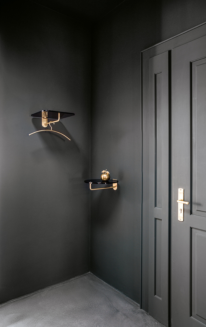 Frisbi garderobe wandgarderobe ablage rund quadratisch rauchglas messing schoenbuch 0150 kleiderbuegel messing am 1
