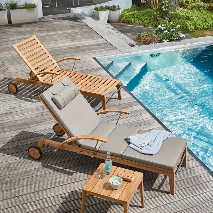 Hamptons teak liege mit armlehnen und raedern 02
