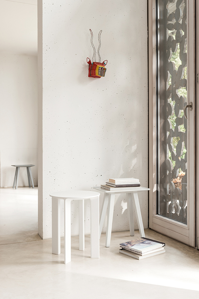 Hans hocker beistelltisch schneeweiss schoenbuch nini hocker beistelltisch schneeweiss am 1