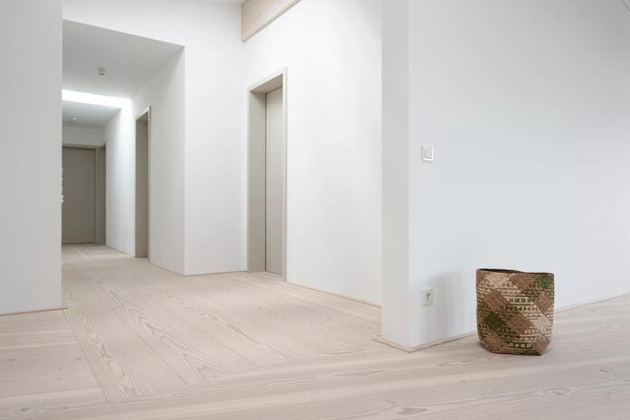 Pur natur floorboards douglas select solid 28x350mm white lye white soap FL up to 7m Residential Home Tegernsee Holzl Knote Frischholz Architektur Sofie Latour 03 2737 x 1827