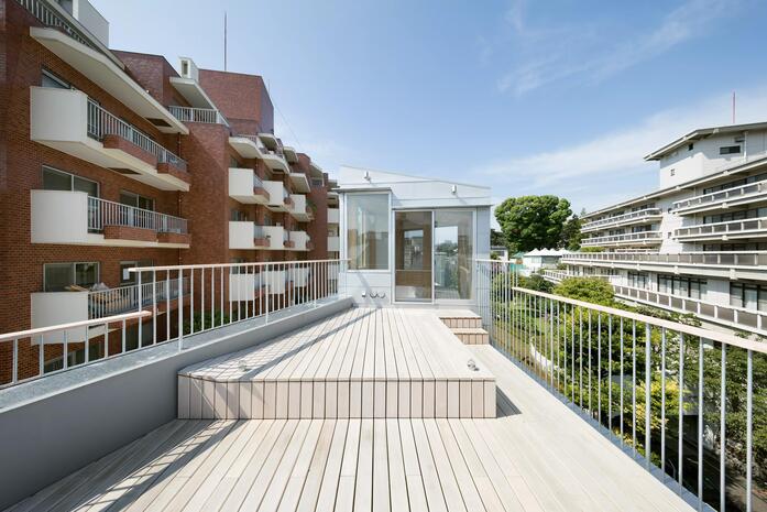 Pur natur terrace douglas kollin 26x110mm white lye FL 2m 2 50m Rooftop terrace Tokyo Takumi Ota Photography 1 5909 x 3939
