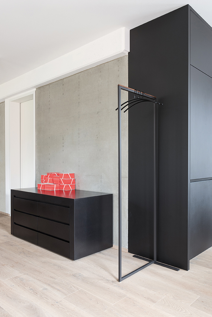 Skid garderobe garderobenstaender schieferschwarz nussbaum schoenbuch 0155 kleiderbuegel schwarz am 1