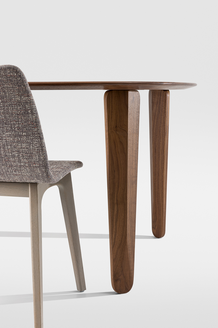 Zeitraummoebel tisch kuyudine konvex massivholz 03