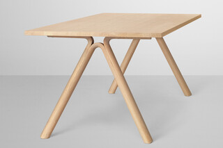 Split table  by  Muuto