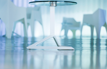Delta Tisch mit Glasplatte