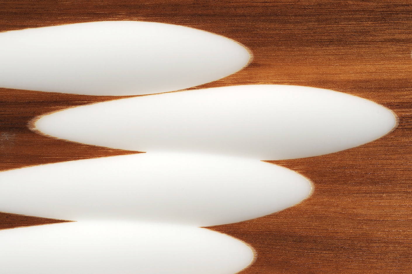 Wellenplatte │ Mineralwerkstoff mit Teak furniert