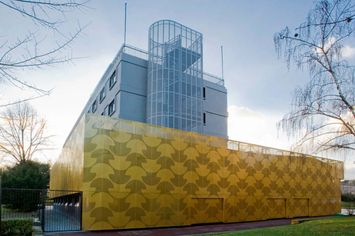 Hinterleuchtete Lochblechfassade aus Aluminiumpaneelen, Maison du Portugal