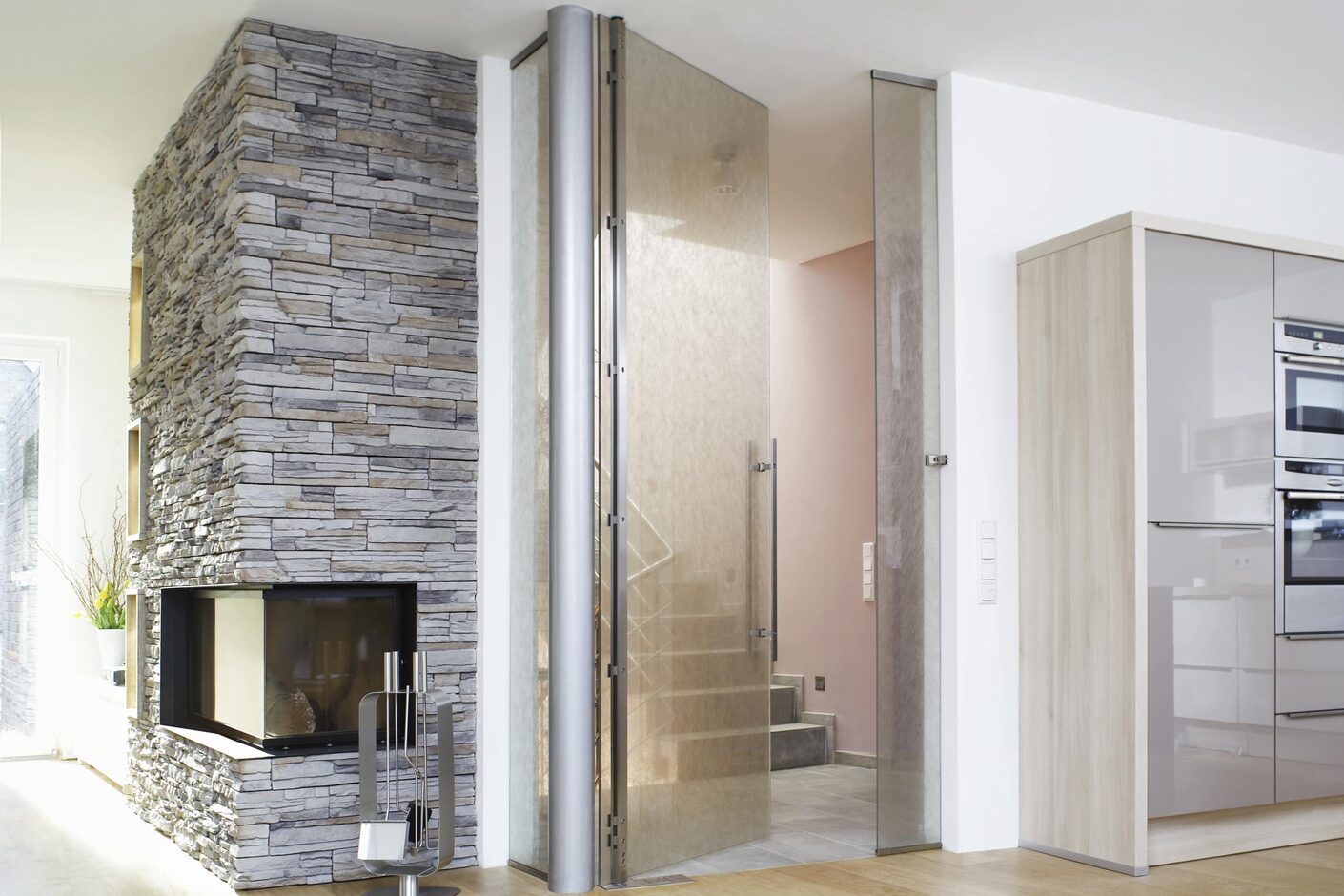 Akzent Pivoting Door